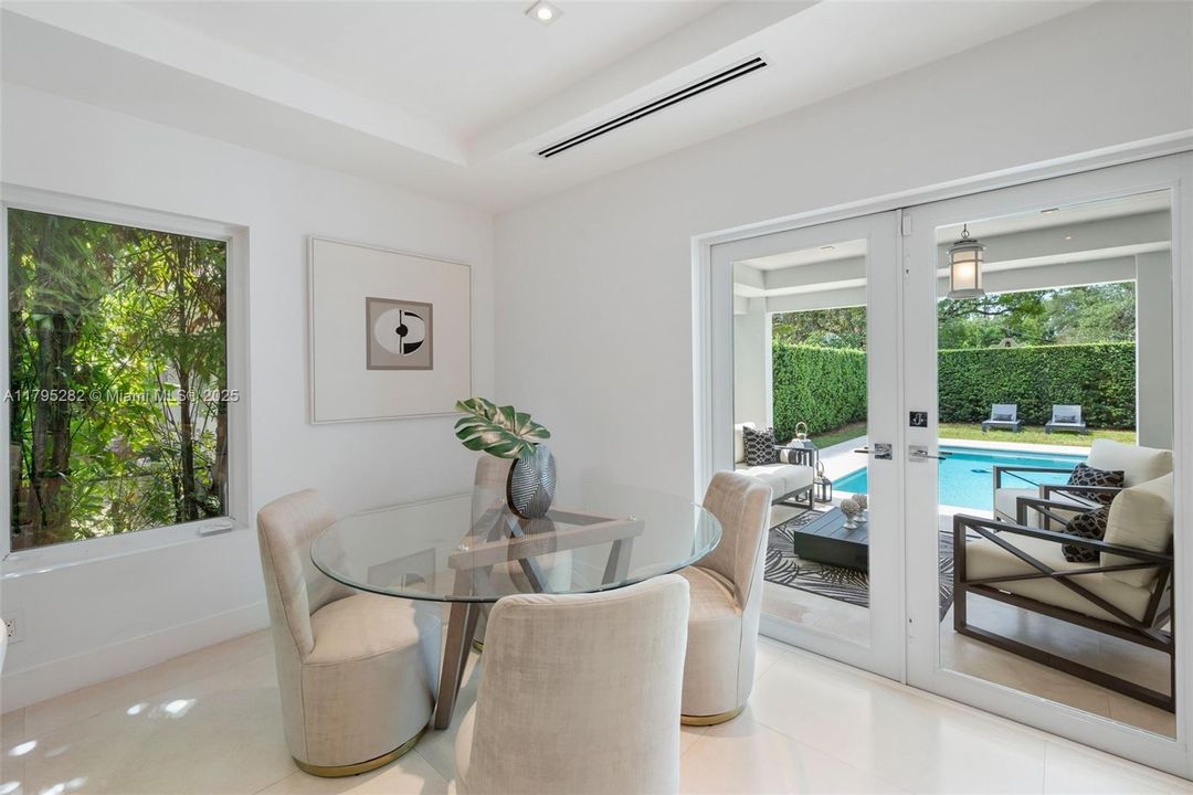 最近售出: $3,250,000 (4 贝兹, 4 浴室, 3566 平方英尺)