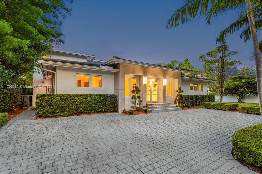 最近售出: $3,250,000 (4 贝兹, 4 浴室, 3566 平方英尺)