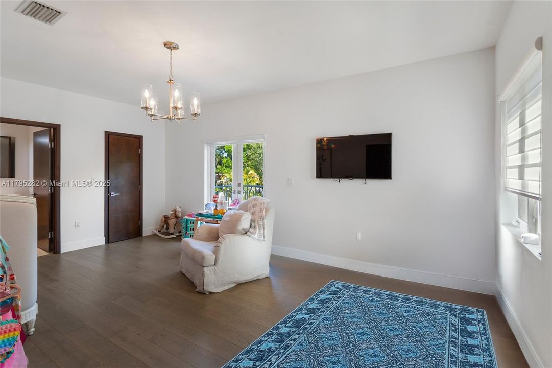 最近售出: $3,250,000 (4 贝兹, 4 浴室, 3566 平方英尺)