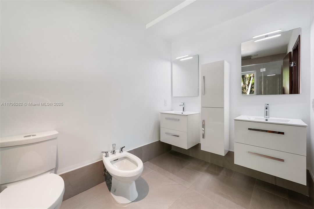 最近售出: $3,250,000 (4 贝兹, 4 浴室, 3566 平方英尺)