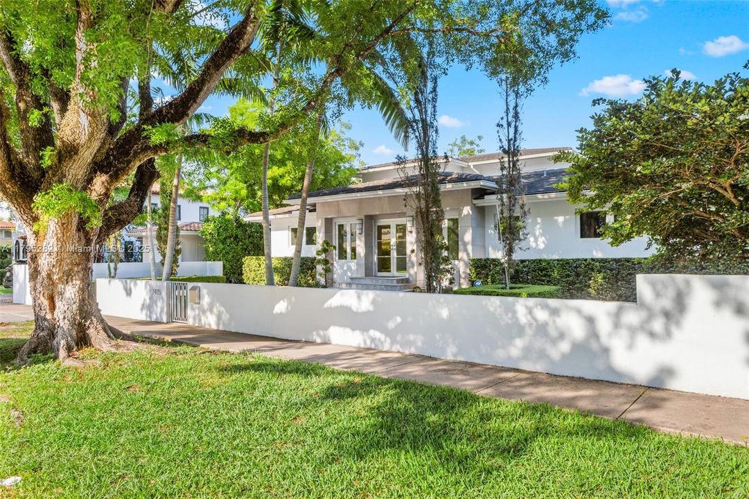 最近售出: $3,250,000 (4 贝兹, 4 浴室, 3566 平方英尺)