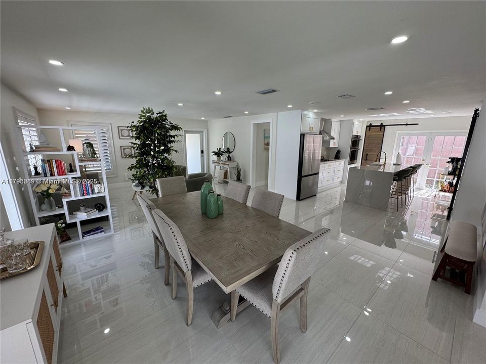 最近售出: $714,000 (3 贝兹, 2 浴室, 1744 平方英尺)