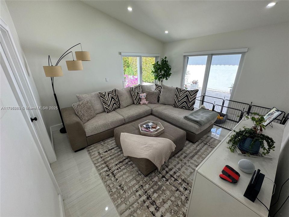 最近售出: $714,000 (3 贝兹, 2 浴室, 1744 平方英尺)