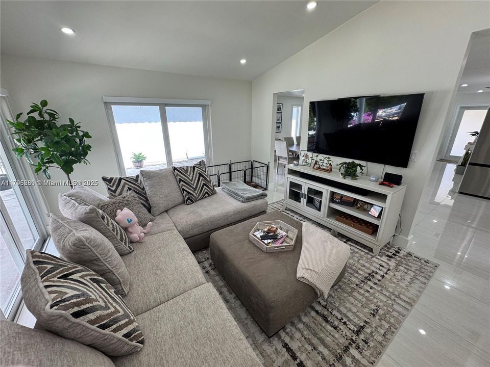 最近售出: $714,000 (3 贝兹, 2 浴室, 1744 平方英尺)