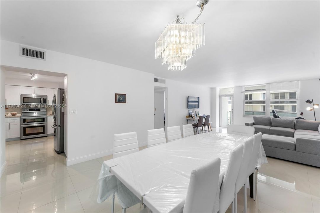 For Sale: $599,000 (1 beds, 1 baths, 929 Square Feet)