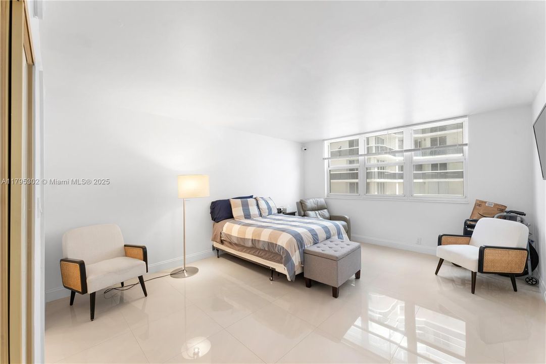 For Sale: $599,000 (1 beds, 1 baths, 929 Square Feet)