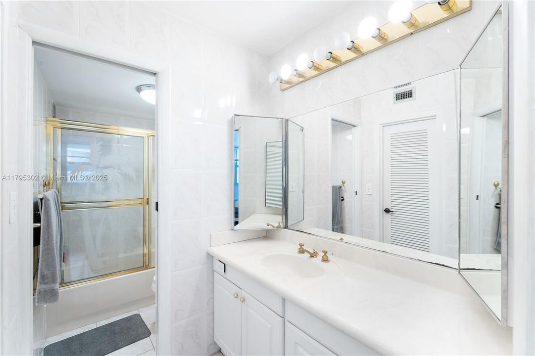 For Sale: $599,000 (1 beds, 1 baths, 929 Square Feet)
