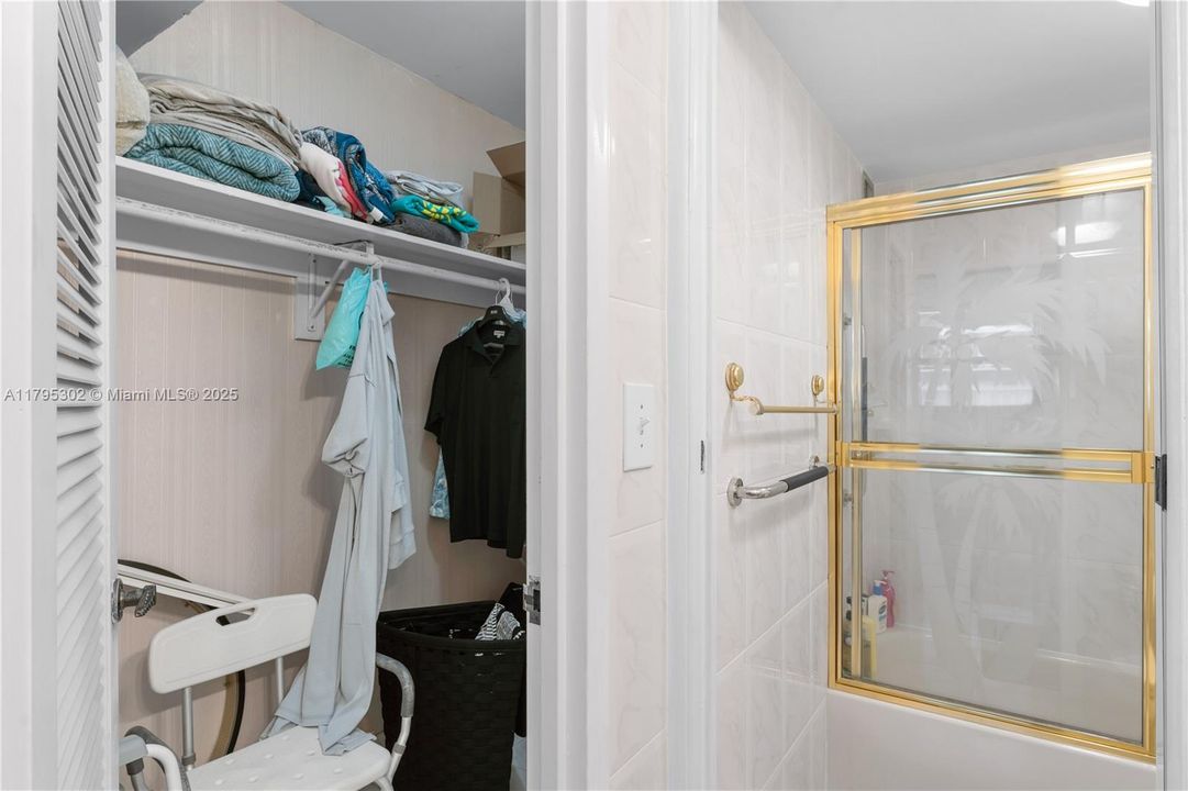 For Sale: $599,000 (1 beds, 1 baths, 929 Square Feet)