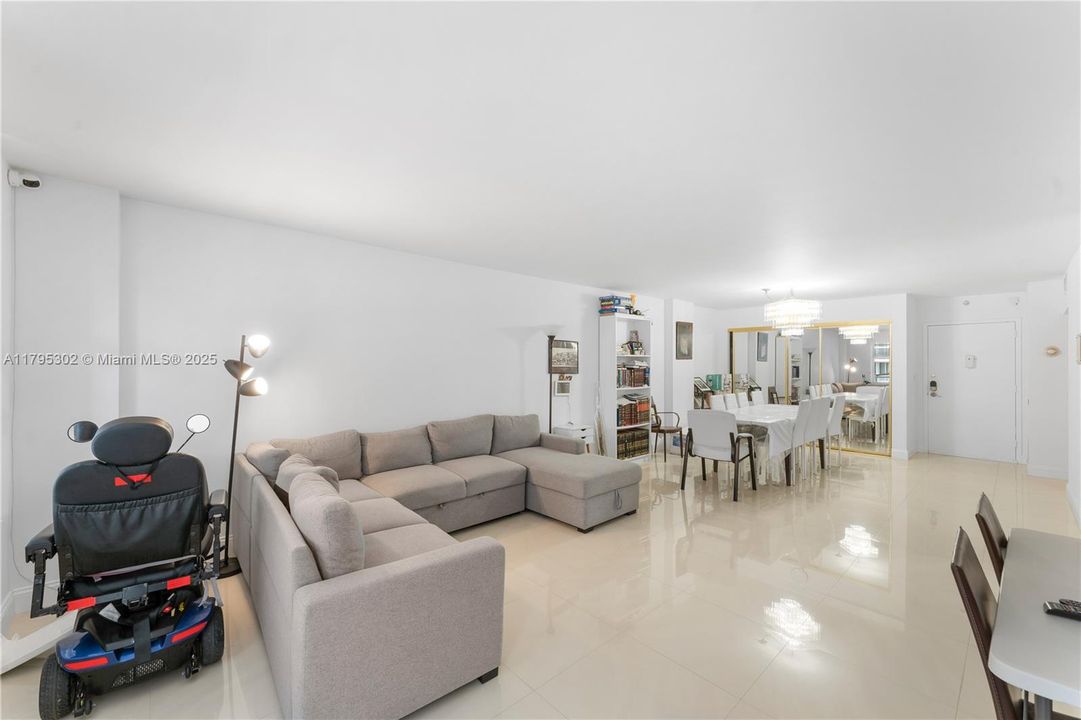 For Sale: $599,000 (1 beds, 1 baths, 929 Square Feet)