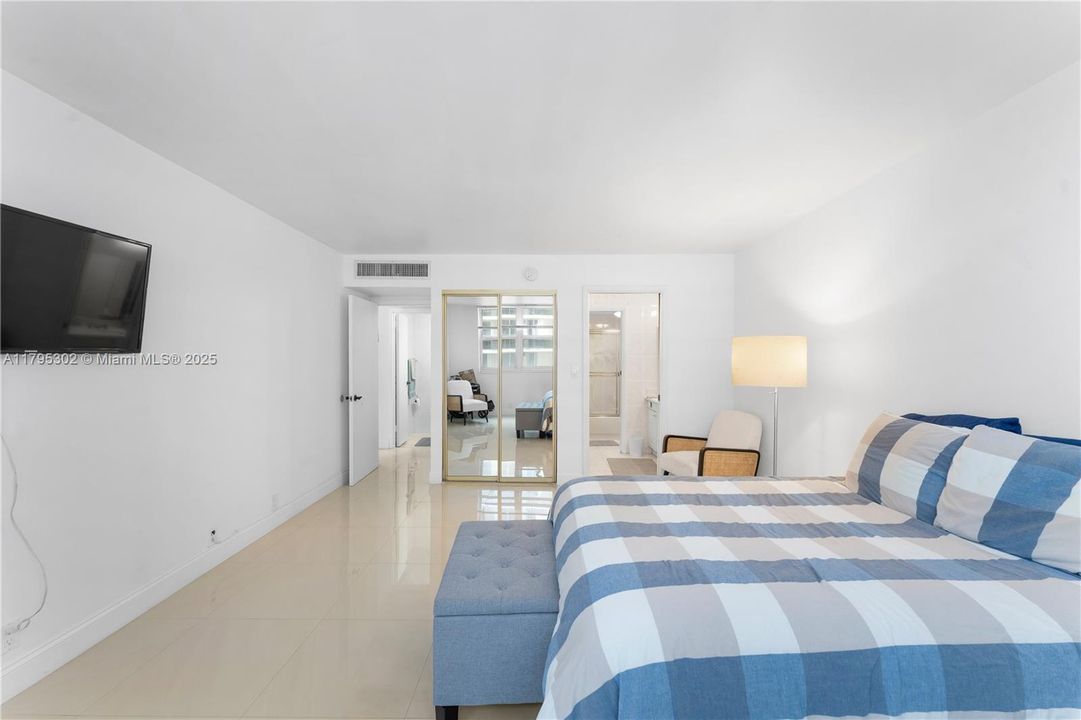 For Sale: $599,000 (1 beds, 1 baths, 929 Square Feet)