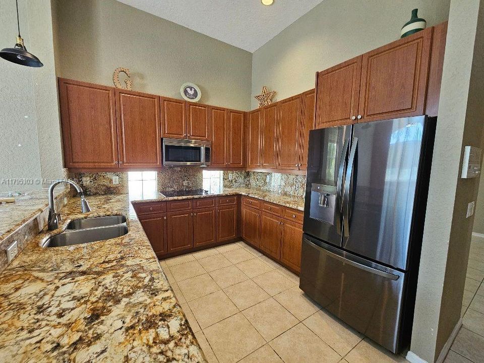 Recently Rented: $4,400 (4 beds, 2 baths, 2943 Square Feet)