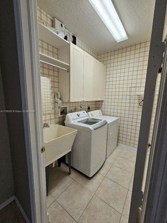 Recently Rented: $4,400 (4 beds, 2 baths, 2943 Square Feet)