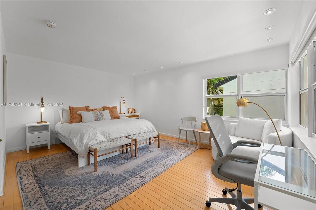 Recientemente alquilado: $12,900 (3 camas, 3 baños, 2215 Pies cuadrados)