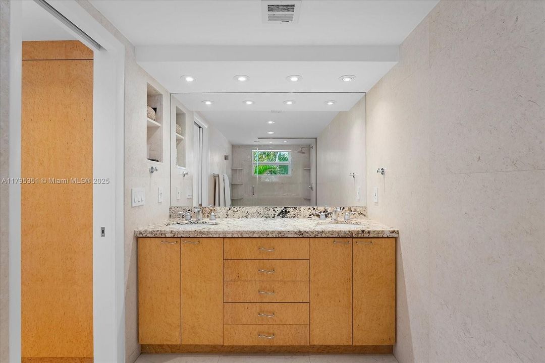 Recientemente alquilado: $12,900 (3 camas, 3 baños, 2215 Pies cuadrados)