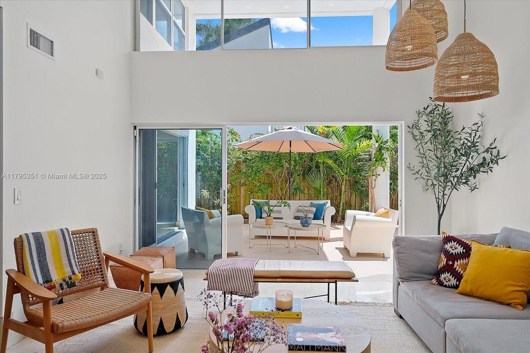 Recientemente alquilado: $12,900 (3 camas, 3 baños, 2215 Pies cuadrados)