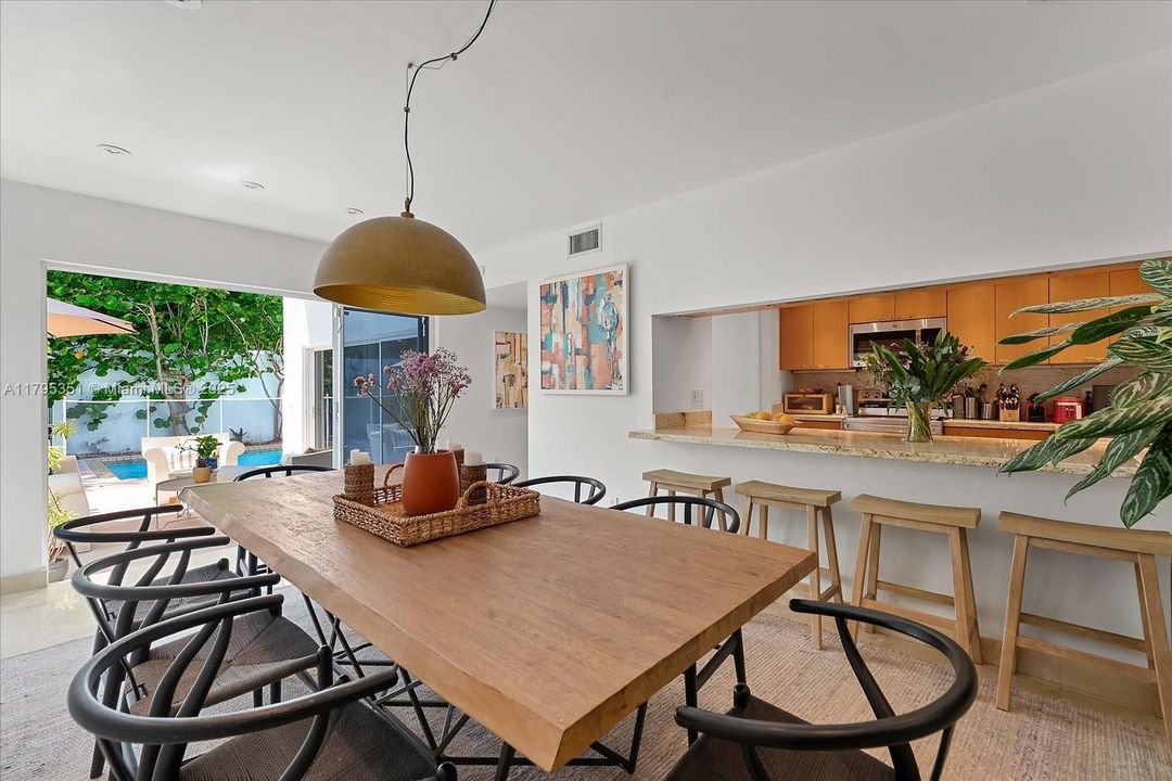 Recientemente alquilado: $12,900 (3 camas, 3 baños, 2215 Pies cuadrados)