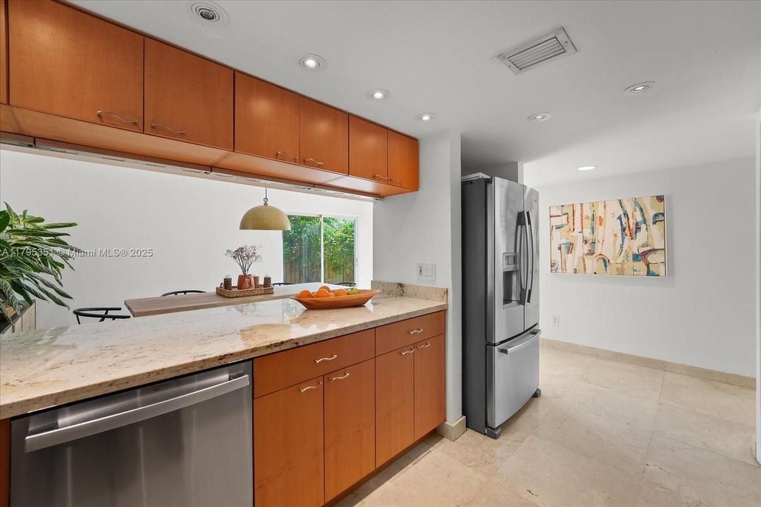 Recientemente alquilado: $12,900 (3 camas, 3 baños, 2215 Pies cuadrados)