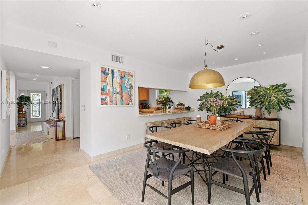 Recientemente alquilado: $12,900 (3 camas, 3 baños, 2215 Pies cuadrados)