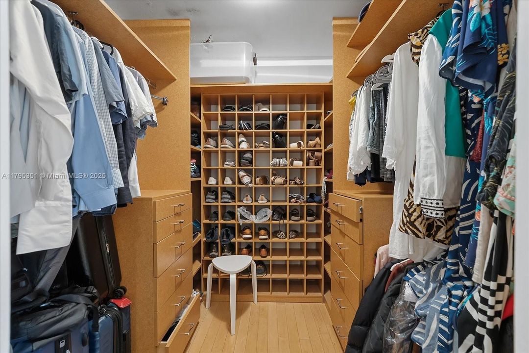 Recientemente alquilado: $12,900 (3 camas, 3 baños, 2215 Pies cuadrados)