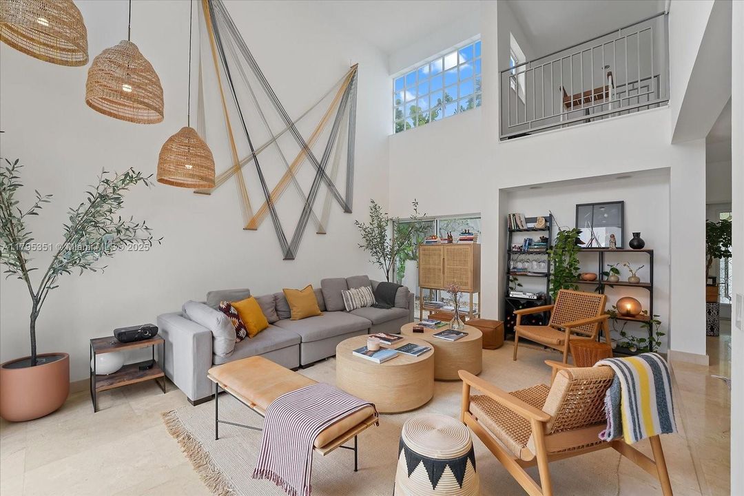 Recientemente alquilado: $12,900 (3 camas, 3 baños, 2215 Pies cuadrados)