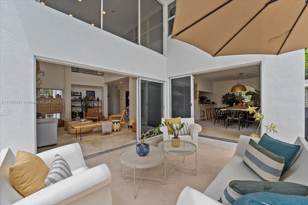 Recientemente alquilado: $12,900 (3 camas, 3 baños, 2215 Pies cuadrados)