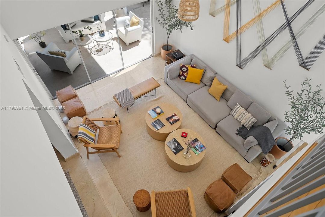 Recientemente alquilado: $12,900 (3 camas, 3 baños, 2215 Pies cuadrados)