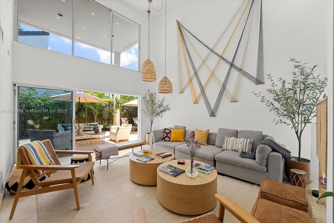 Recientemente alquilado: $12,900 (3 camas, 3 baños, 2215 Pies cuadrados)