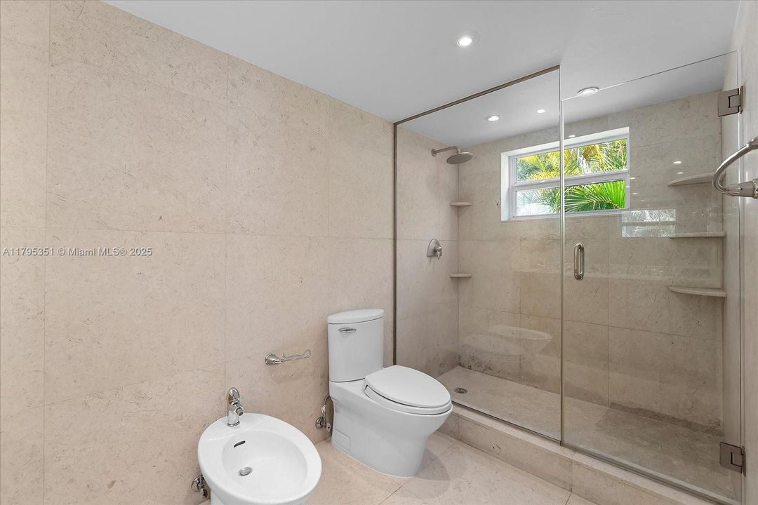 Recientemente alquilado: $12,900 (3 camas, 3 baños, 2215 Pies cuadrados)