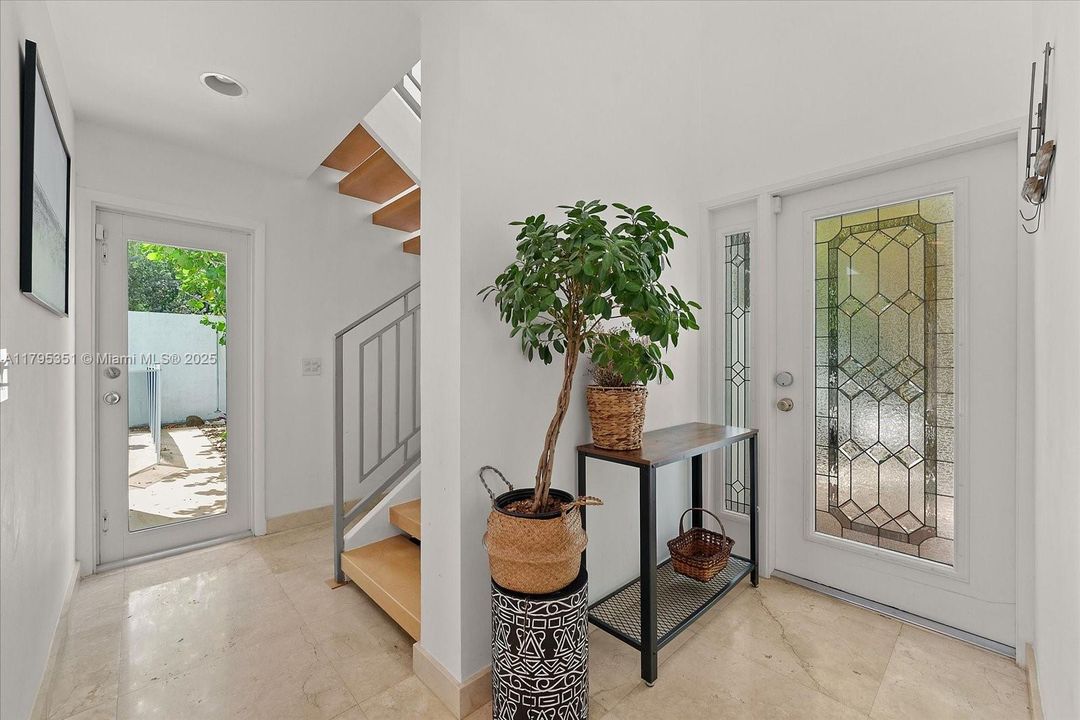 Recientemente alquilado: $12,900 (3 camas, 3 baños, 2215 Pies cuadrados)