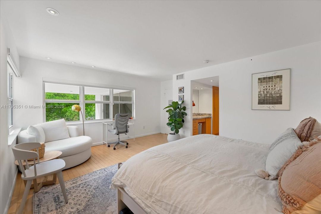 Recientemente alquilado: $12,900 (3 camas, 3 baños, 2215 Pies cuadrados)