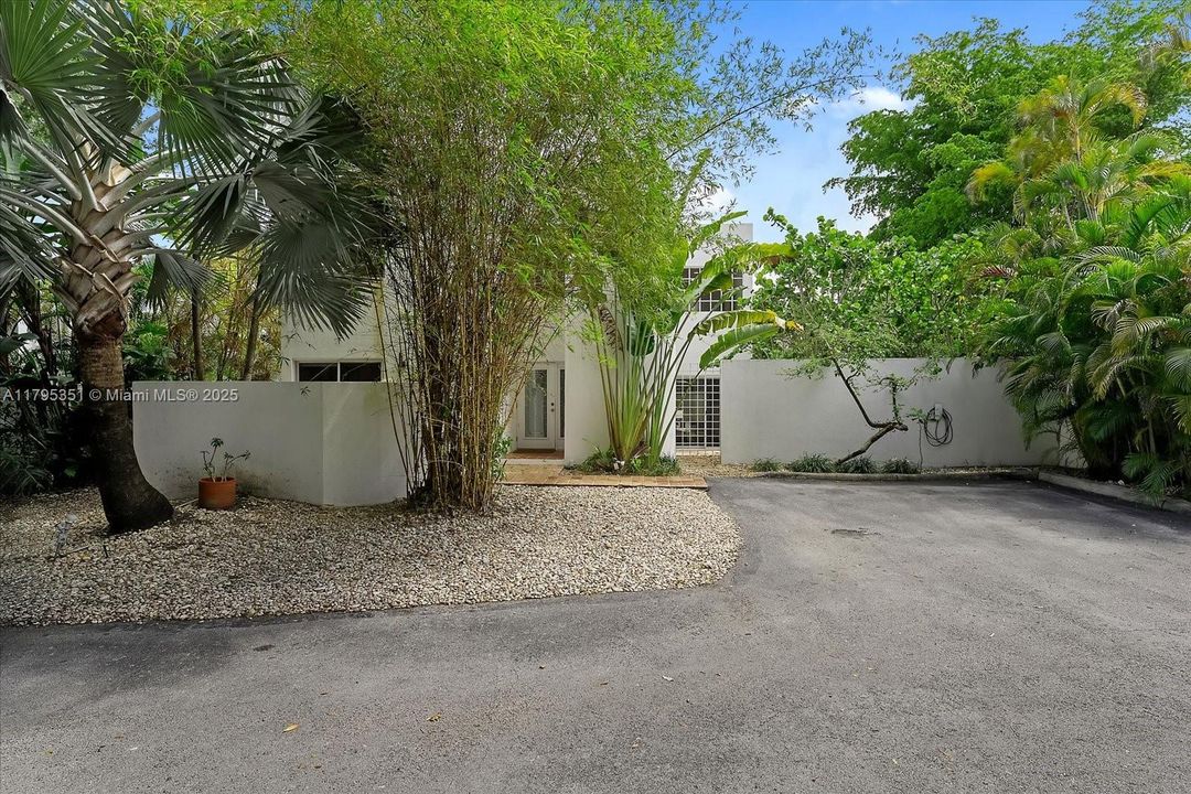 Recientemente alquilado: $12,900 (3 camas, 3 baños, 2215 Pies cuadrados)