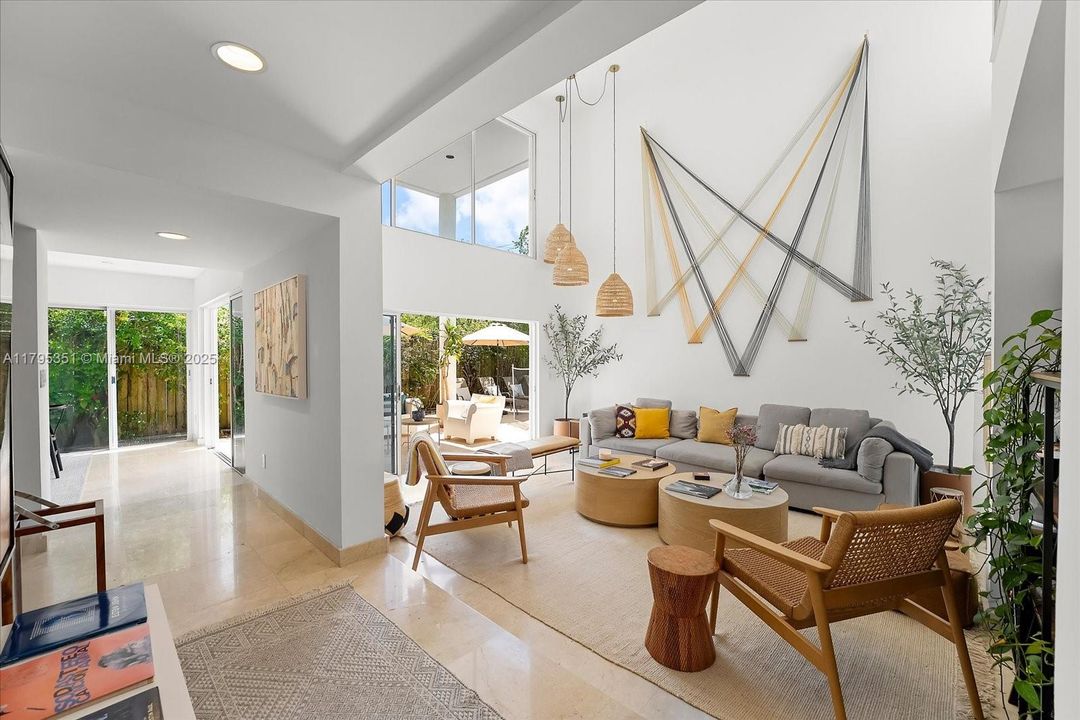 Recientemente alquilado: $12,900 (3 camas, 3 baños, 2215 Pies cuadrados)