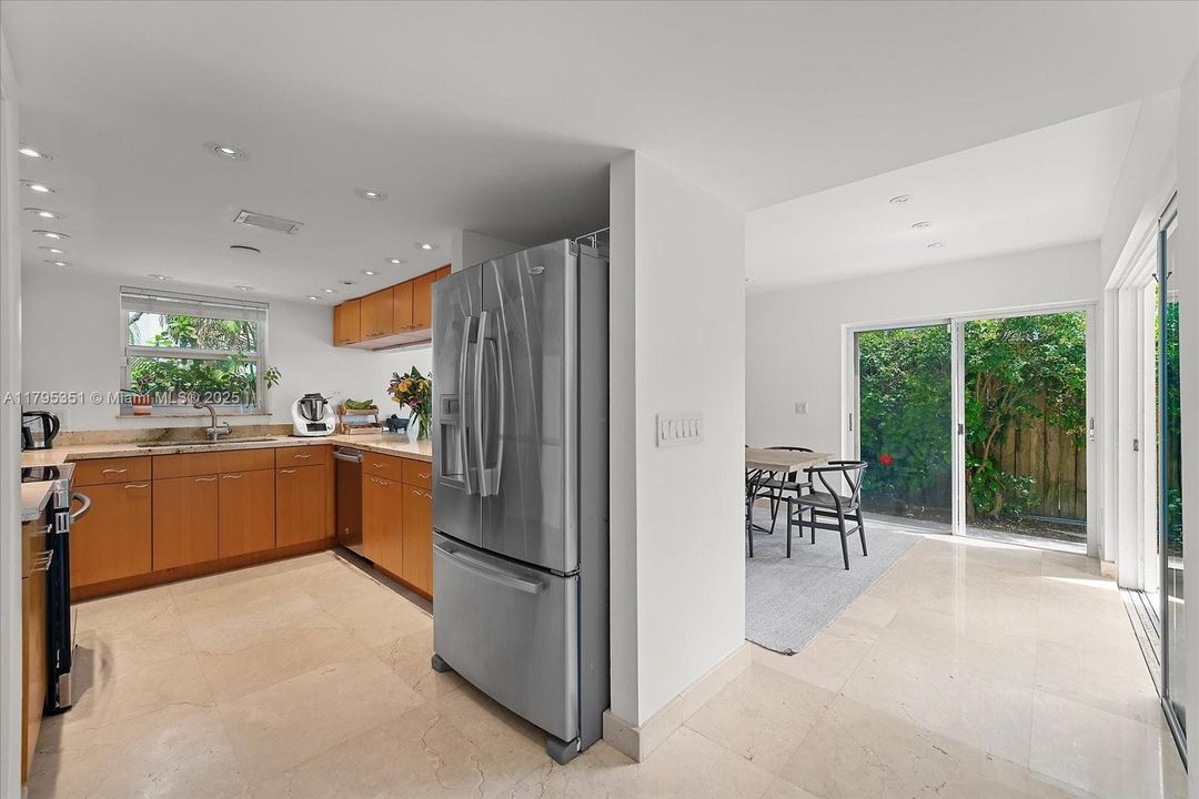 Recientemente alquilado: $12,900 (3 camas, 3 baños, 2215 Pies cuadrados)