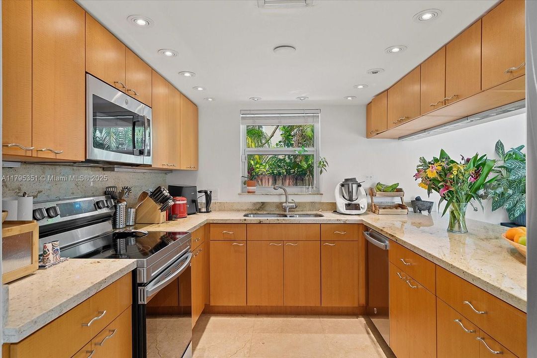 Recientemente alquilado: $12,900 (3 camas, 3 baños, 2215 Pies cuadrados)