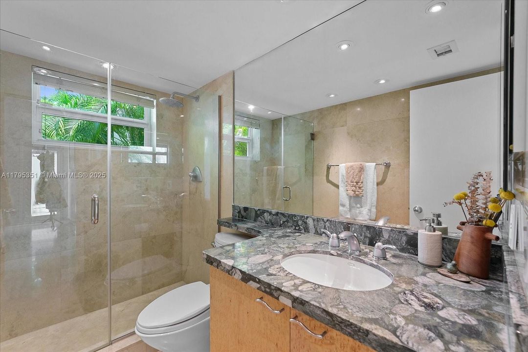 Recientemente alquilado: $12,900 (3 camas, 3 baños, 2215 Pies cuadrados)