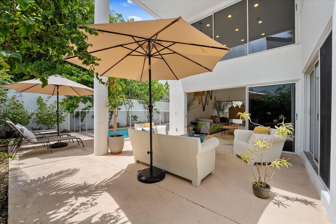 Recientemente alquilado: $12,900 (3 camas, 3 baños, 2215 Pies cuadrados)