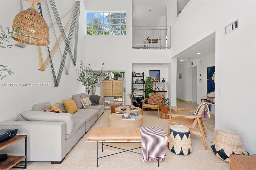 Recientemente alquilado: $12,900 (3 camas, 3 baños, 2215 Pies cuadrados)