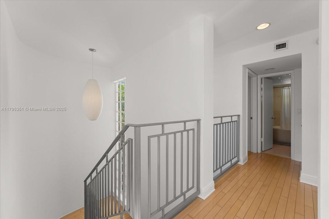 Recientemente alquilado: $12,900 (3 camas, 3 baños, 2215 Pies cuadrados)