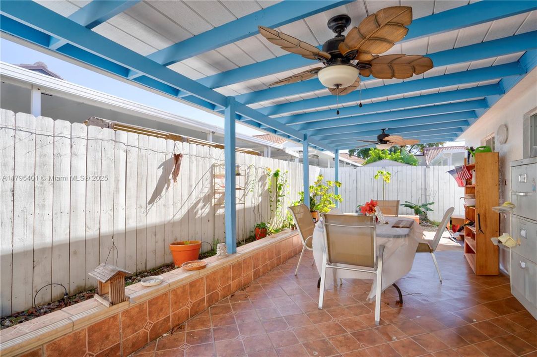 Vendido Recientemente: $598,000 (3 camas, 2 baños, 1607 Pies cuadrados)