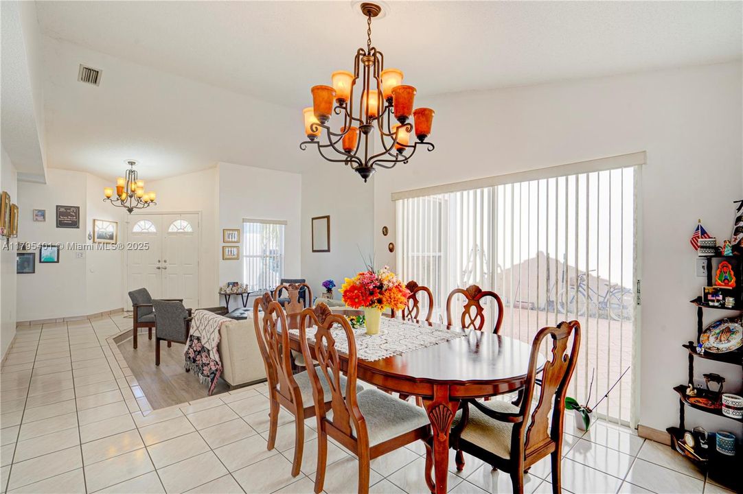 Vendido Recientemente: $598,000 (3 camas, 2 baños, 1607 Pies cuadrados)