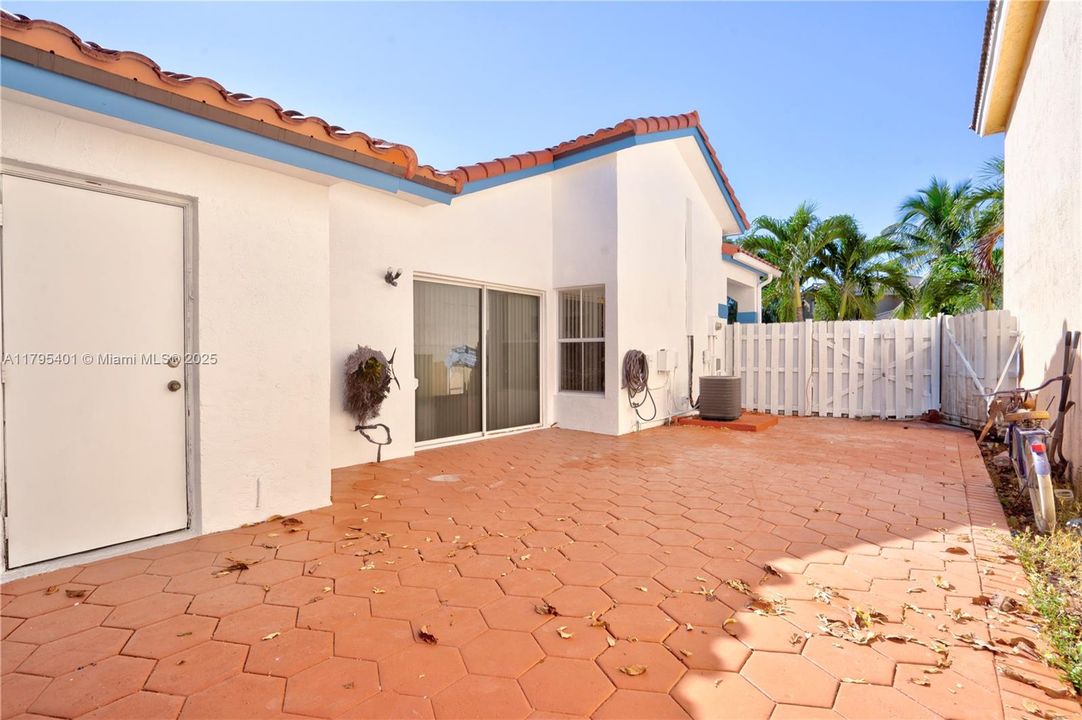 Vendido Recientemente: $598,000 (3 camas, 2 baños, 1607 Pies cuadrados)