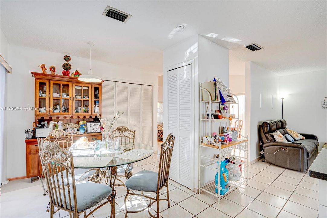 Vendido Recientemente: $598,000 (3 camas, 2 baños, 1607 Pies cuadrados)