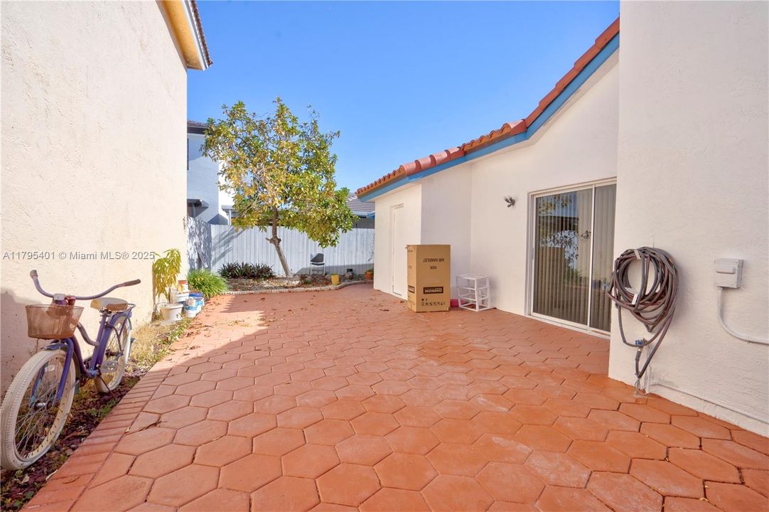 Vendido Recientemente: $598,000 (3 camas, 2 baños, 1607 Pies cuadrados)