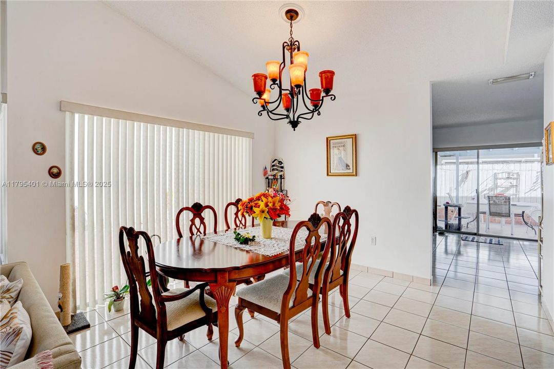 Vendido Recientemente: $598,000 (3 camas, 2 baños, 1607 Pies cuadrados)