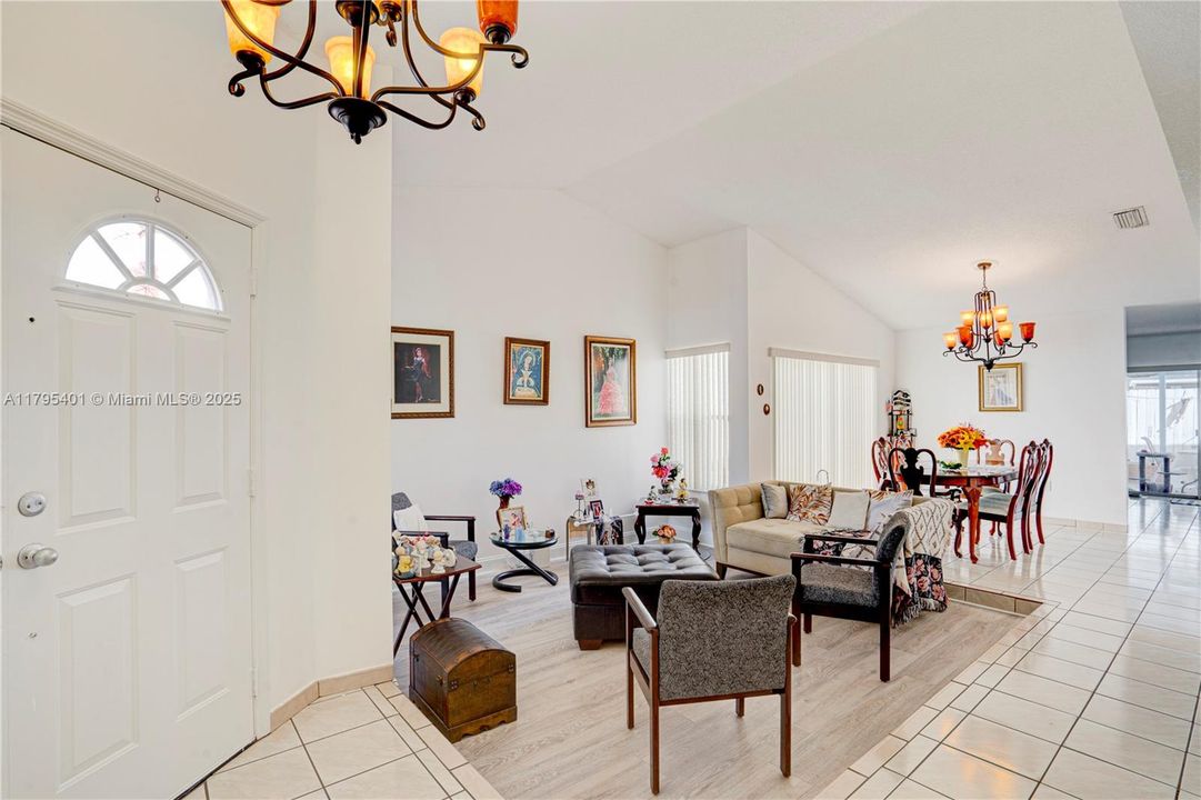 Vendido Recientemente: $598,000 (3 camas, 2 baños, 1607 Pies cuadrados)