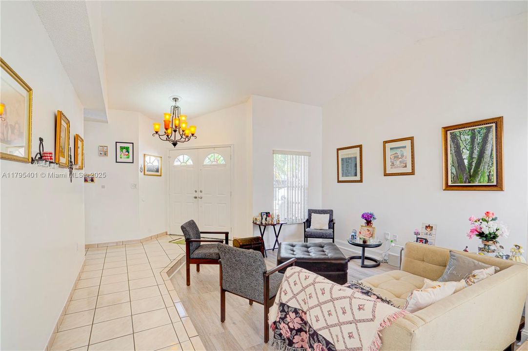 Vendido Recientemente: $598,000 (3 camas, 2 baños, 1607 Pies cuadrados)