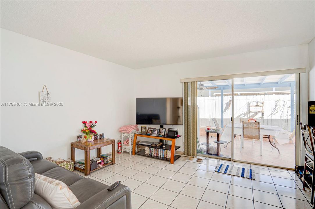 Vendido Recientemente: $598,000 (3 camas, 2 baños, 1607 Pies cuadrados)