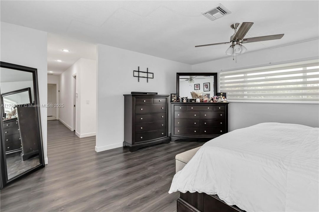 Recently Sold: $899,900 (4 beds, 2 baths, 3319 Square Feet)