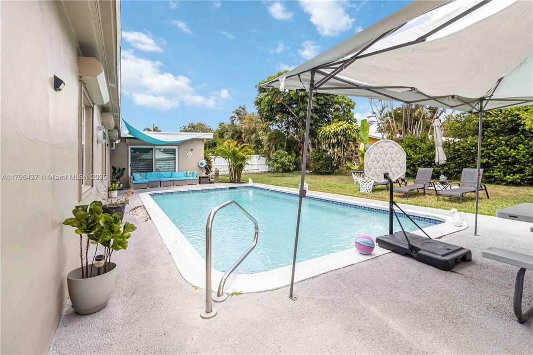 Recently Sold: $899,900 (4 beds, 2 baths, 3319 Square Feet)