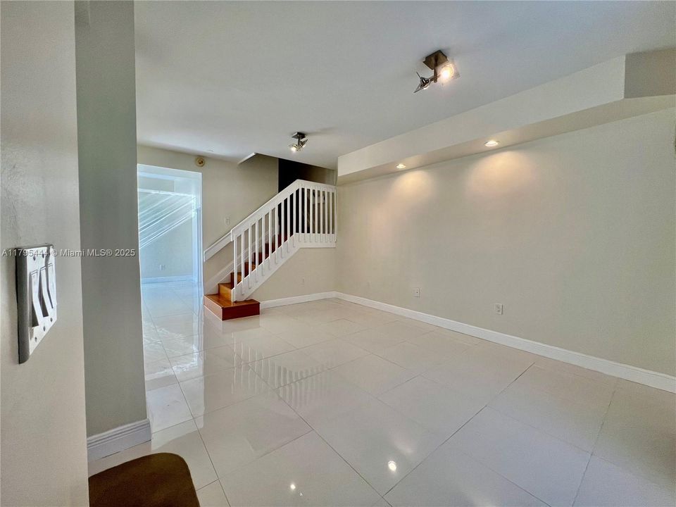 Recently Rented: $2,850 (3 beds, 2 baths, 1270 Square Feet)